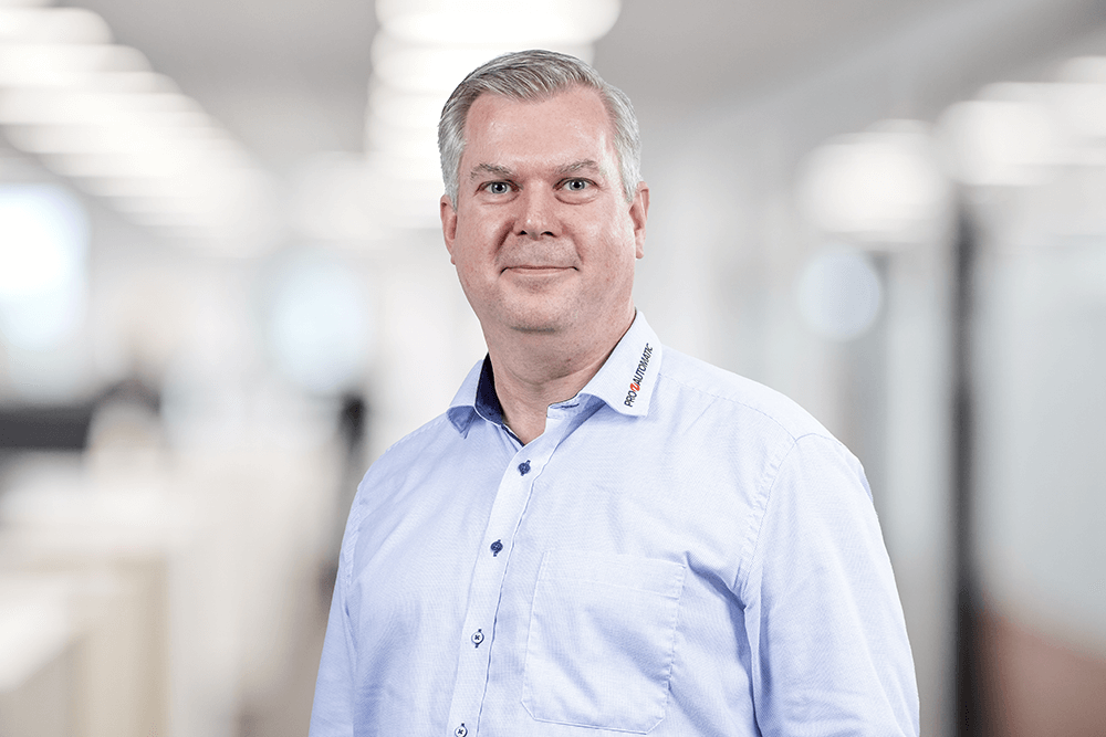 Lars Skovly med PRO baggrund 1000 x600