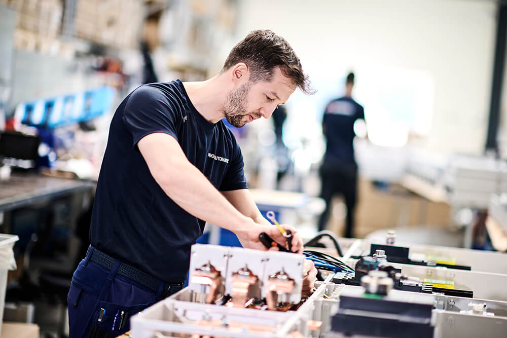 Pro-Automatics produktion af eltavler til ladestandere 
