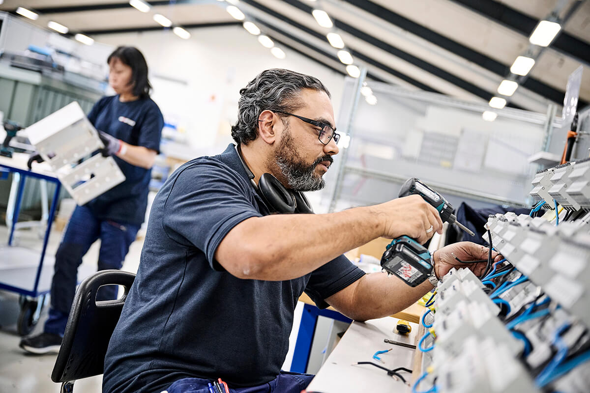 Tharanga er i lære som automatiktekniker hos Pro-Automatic