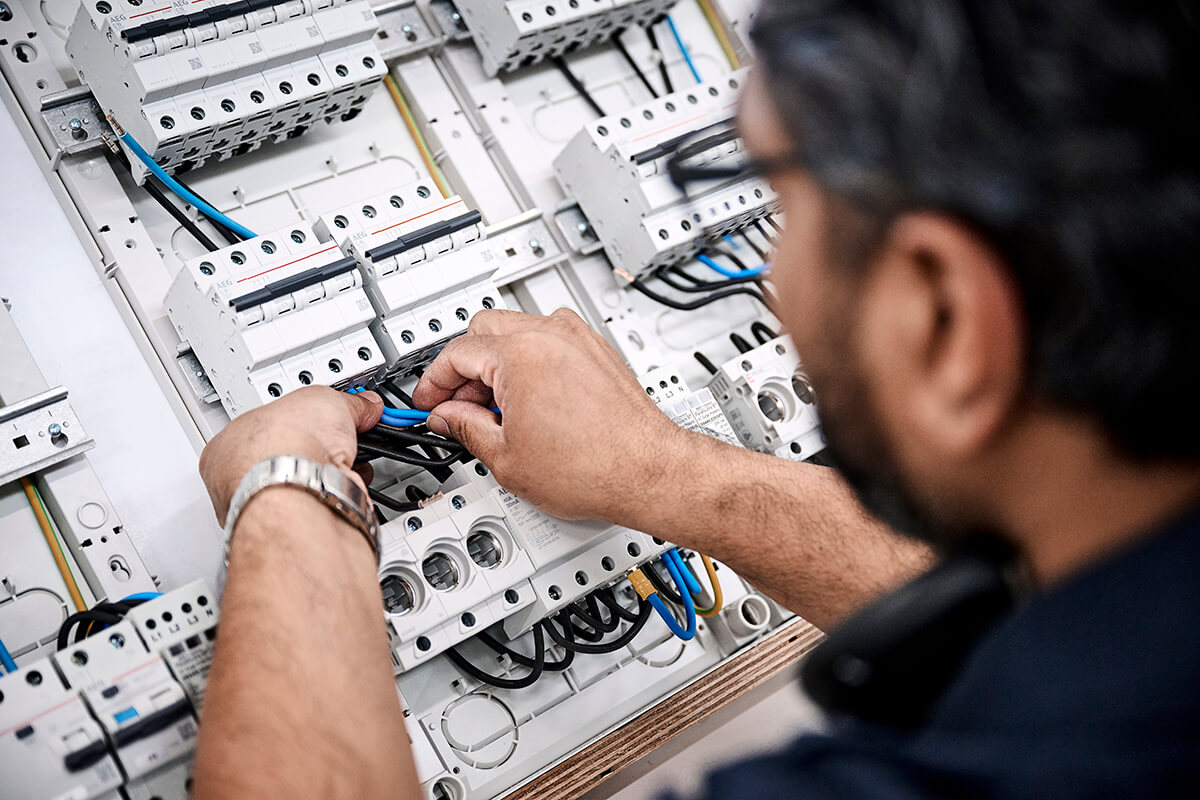 Tharanga er i lære som automatiktekniker hos Pro-Automatic