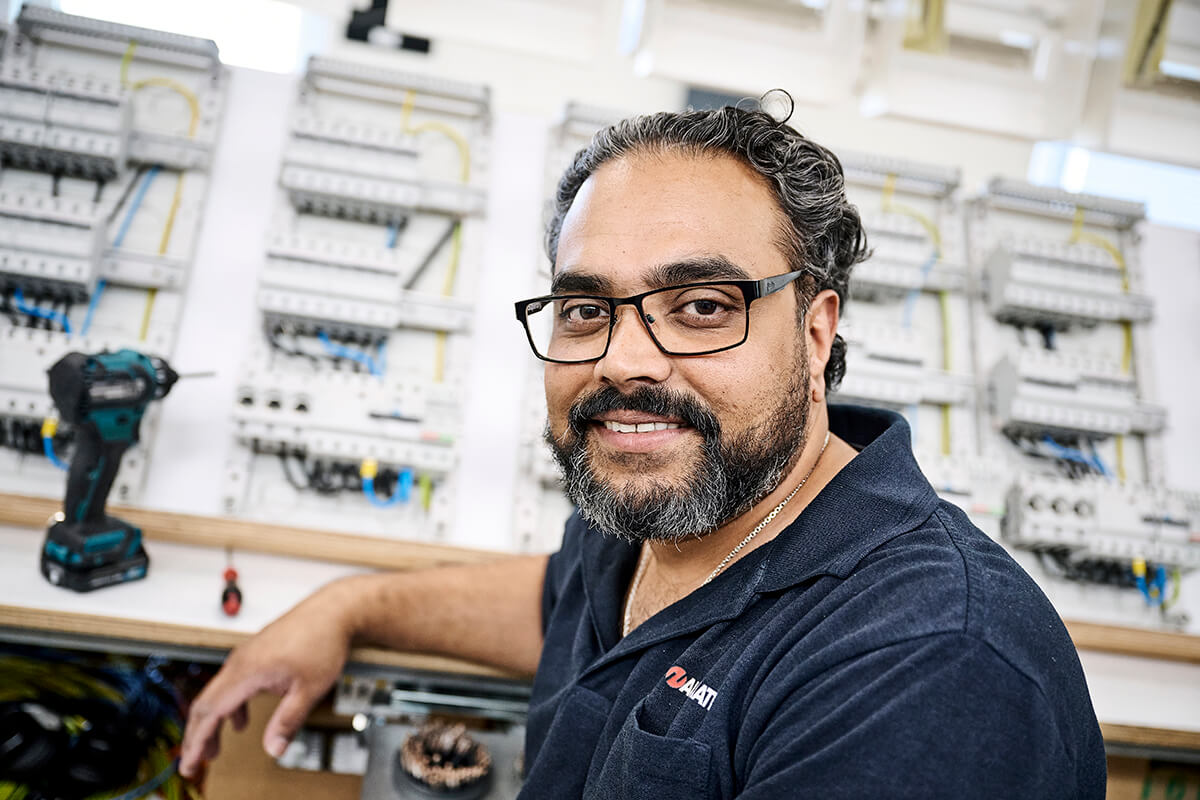 Tharanga er i lære som automatiktekniker hos Pro-Automatic  