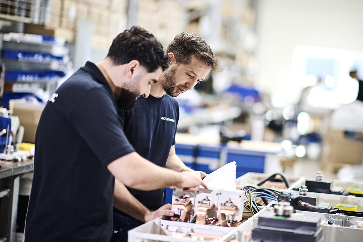 Pro-Automatic produktion af eltavler til ladestandere