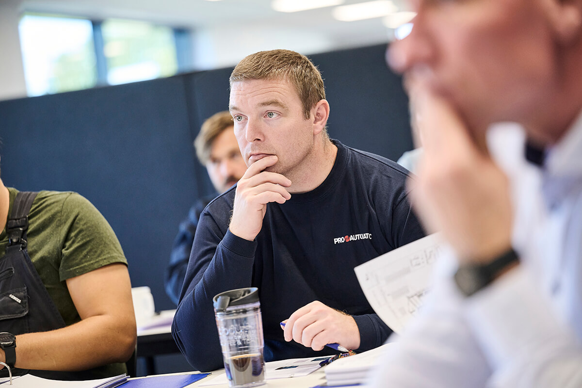 Industrioperatør Henrik Otzen i Pro-Automatic får træning i CUBIC-modulsystemet