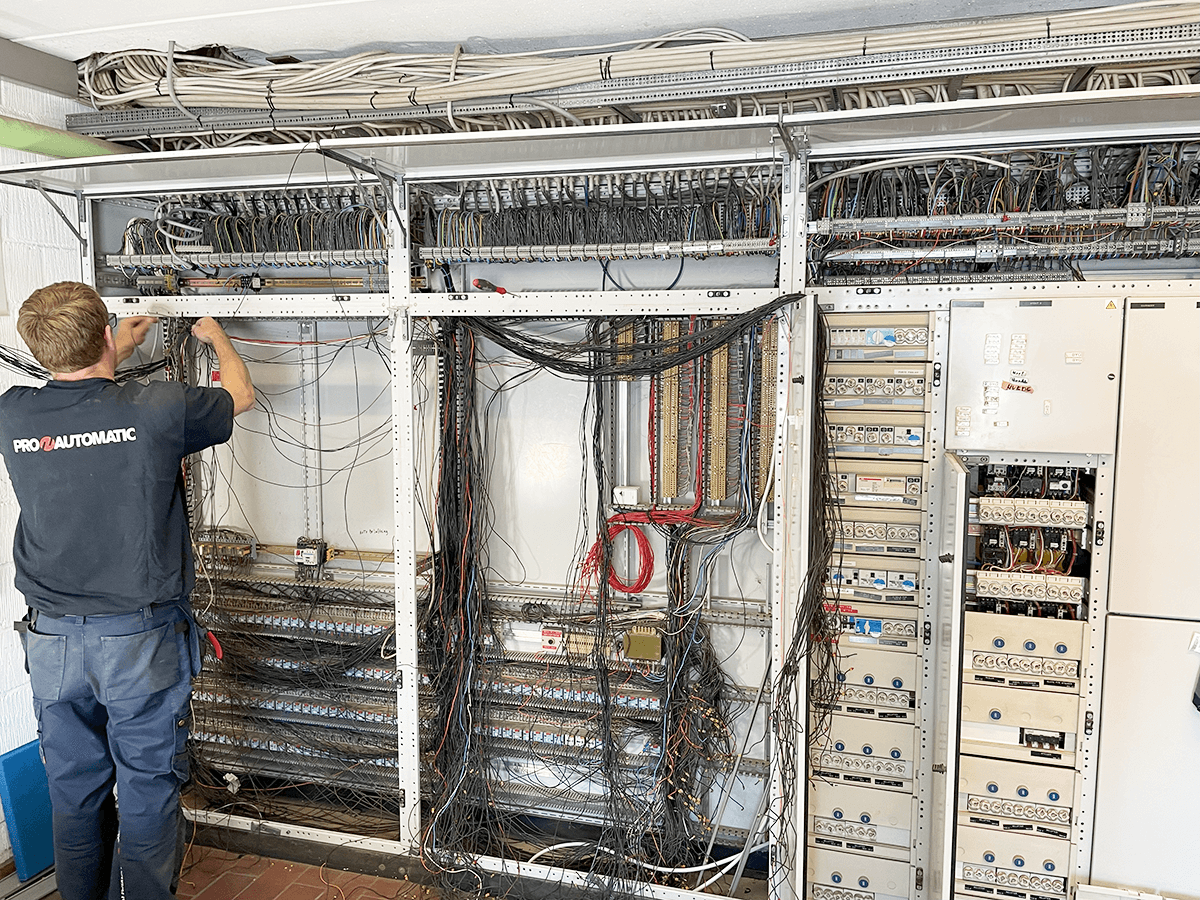 Torben Nielsn renoverer en ældre styretavle - Pro-Automatic 